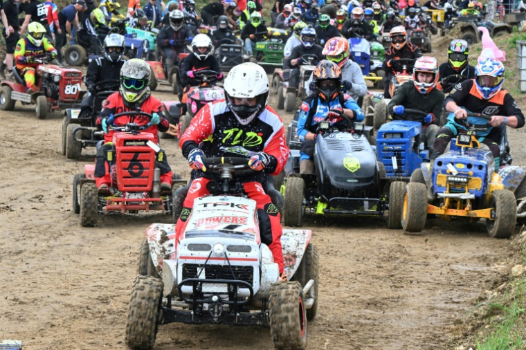 Des participants de la 10e édition des 24 heures d'endurance tondeuses aux Petites-Armoises, dans les Ardennes, le 7 juin 2025 ( AFP / FRANCOIS NASCIMBENI )