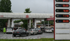 Des automobilistes font la queue pour faire le plein d'essence dans une station-service à Vologda, en Russie, le 14 juillet 2026 ( AFP / Igor IVANKO )