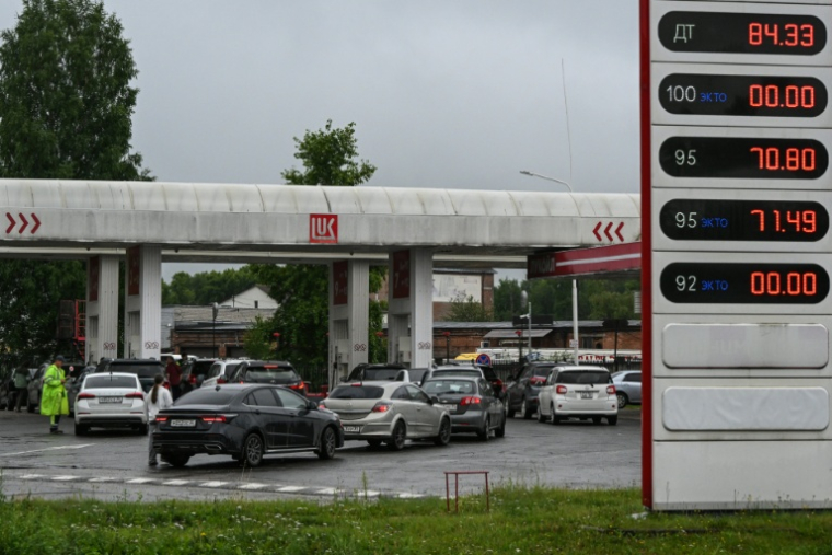 Des automobilistes font la queue pour faire le plein d'essence dans une station-service à Vologda, en Russie, le 14 juillet 2026 ( AFP / Igor IVANKO )