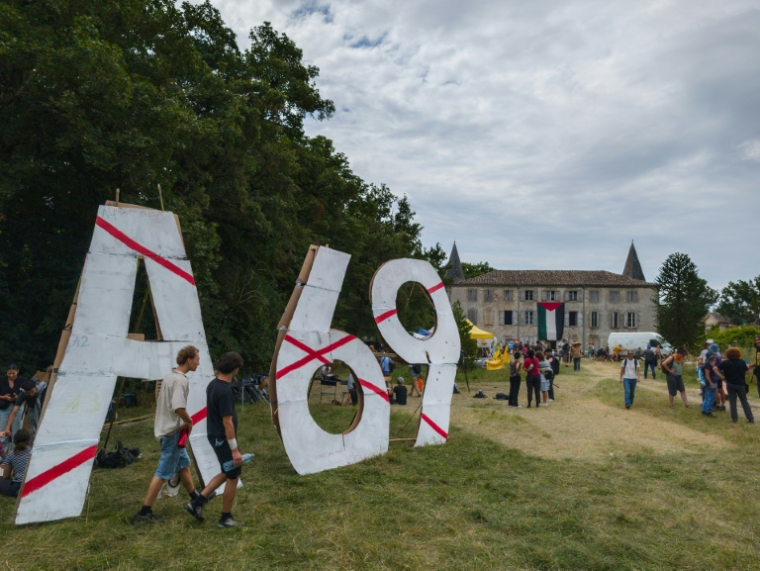 Un campement d'opposants à l'A69, au château de Scopont près de Morens-Scopont (Tarn), le 5 juillet 2025 ( AFP / Ed JONES )