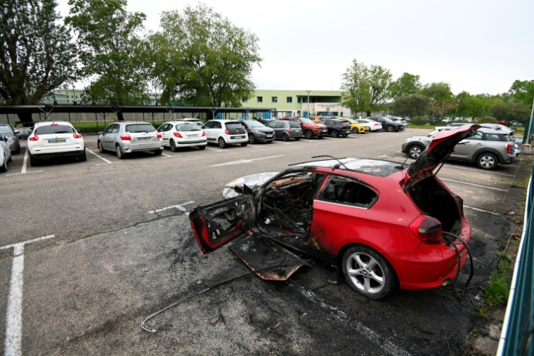 Une voiture incendiée sur le parking de la prison de Tarascon (Bouches-du-Rhône) le 16 avril 2025 ( AFP / Sylvain THOMAS )