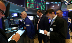 Des opérateurs à la Bourse de New York, le 27 mai 2025. ( AFP / TIMOTHY A. CLARY )