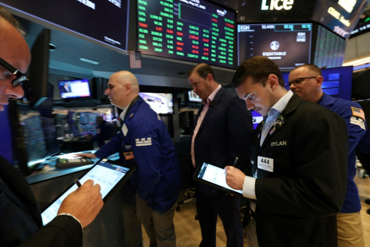 Des opérateurs à la Bourse de New York, le 27 mai 2025. ( AFP / TIMOTHY A. CLARY )