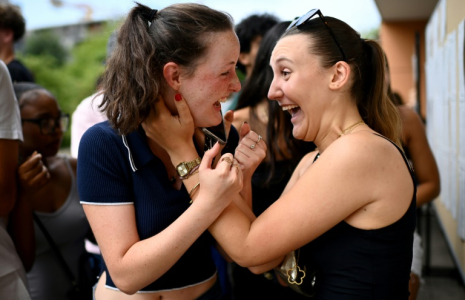 Des lycéennes se congratulent après avoir consulté leurs résultats de baccalauréat au lycée Vaclav Havel de  Bègles, près de Bordeaux, le 4 juillet 2025 ( AFP / Christophe ARCHAMBAULT )