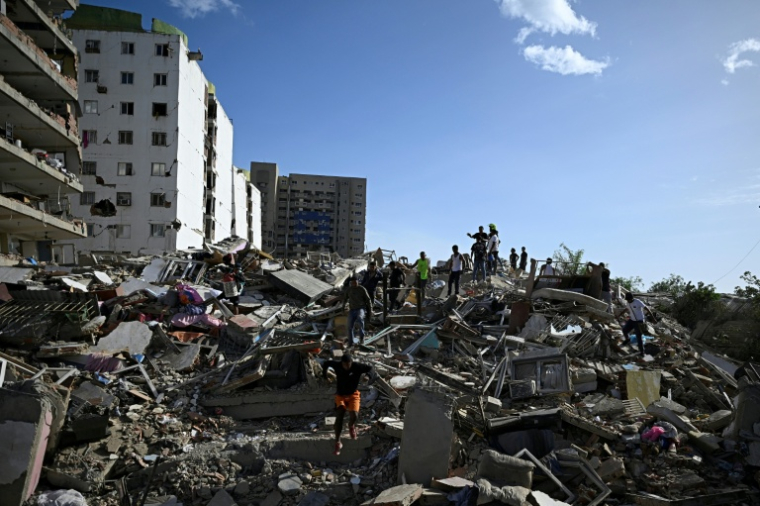 Des habitants recherchent des survivants dans les décombfes d'un bâtiment effondré après un séisme à Catia La Mar, dans l'État de La Guaira, le 25 juin 2026 au Venezuela ( AFP / Federico PARRA )