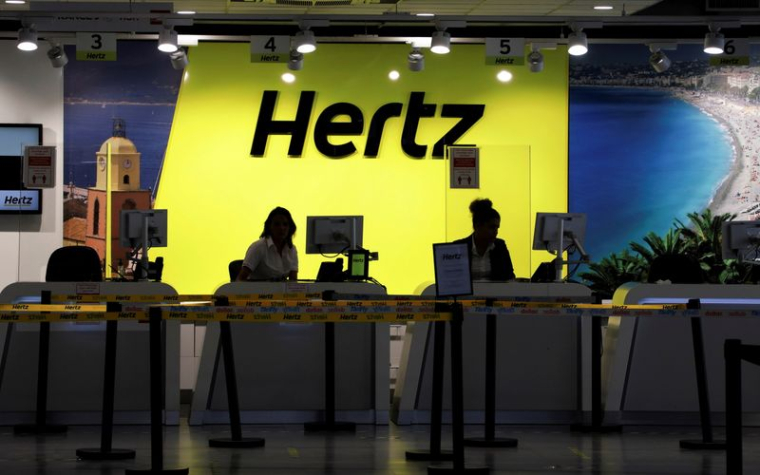 LE LOUEUR AUTOMOBILE HERTZ COMMANDE 100.000 VOITURES À TESLA