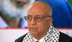 Le "Premier ministre" des rebelles houthis du Yémen, Ahmad Ghaleb al-Rahwi, rend visite aux bureaux du mouvement palestinien Hamas à Sanaa pour présenter ses condoléances après la mort de Yahya Sinouar, chef du mouvement palestinien Hamas, tué par Israël, le 20 octobre 2024 ( AFP / Mohammed HUWAIS )