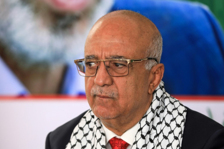 Le Premier ministre des rebelles houthis du Yémen, Ahmad Ghaleb al-Rahwi, rend visite aux bureaux du mouvement palestinien Hamas à Sanaa pour présenter ses condoléances après la mort de Yahya Sinouar, chef du mouvement palestinien Hamas, tué par Israël, le 20 octobre 2024 ( AFP / Mohammed HUWAIS )