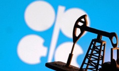 L'illustration montre un modèle miniature de pompe à pétrole et le logo de l'OPEP