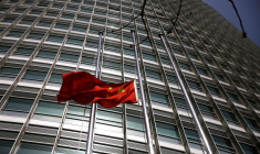 Photo d'archives d'un drapeau national chinois devant une banque à Pékin