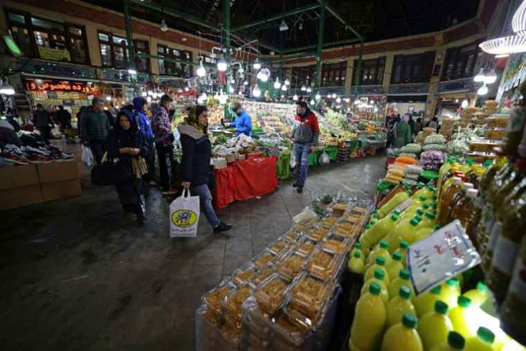 Des habitants font leurs courses au bazar Tajrish de Téhéran, le 28 janvier 2026 ( AFP / ATTA KENARE )