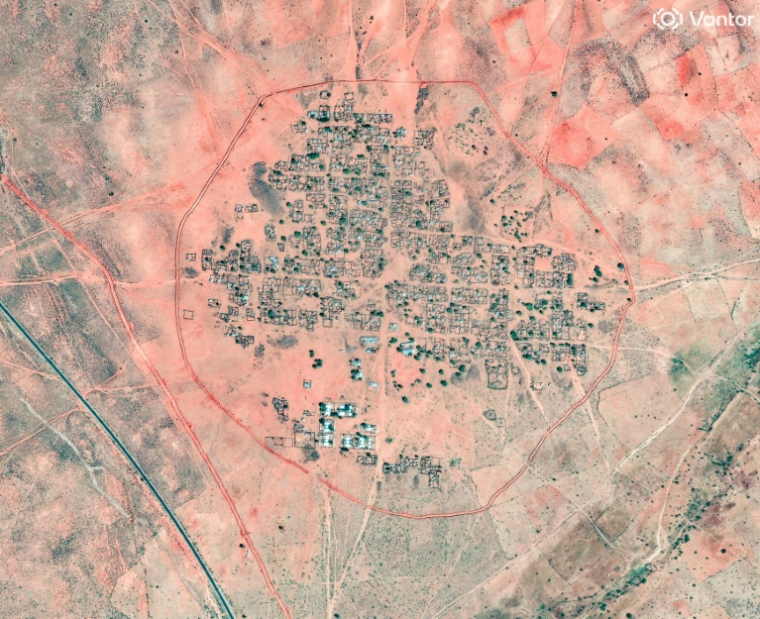 Photo satellite prise le 30 octobre 2025 et distribuée le 31 octobre par Vantor, montrant des levées de terre autour du village de Kinin, près d'El-Facher ( Satellite image ©2025 Vantor / Handout )