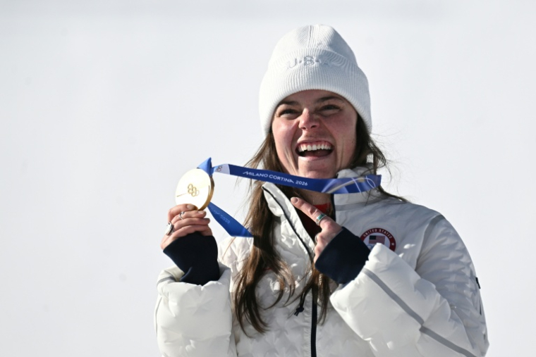 L'Américaine Breezy Johnson pose sur le podium avec s médaille d'or de la sescente, le 8 février 2026 à Cortina d'Ampezzo ( AFP / Tiziana FABI )