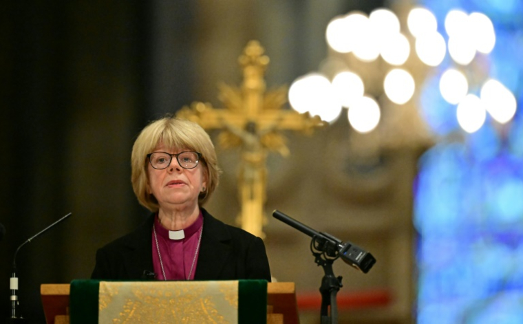 La nouvelle archevêque de Canterbury, Sarah Mullally, première femme à diriger l'Église d'Angleterre de son histoire, à la cathédrale de Canterbury, dans le sud-est de l'Angleterre, le 3 octobre 2025, suite à l'annonce de sa nomination ( AFP / Ben STANSALL )