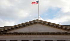 Photo d'archives d'un drapeau américain qui flotte au-dessus du bâtiment du Treasury Building