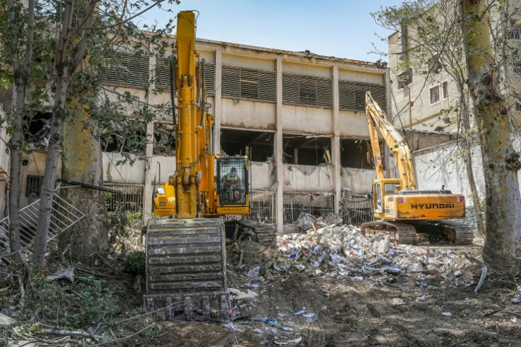 Photo obtenue auprès de l'agence de presse judiciaire iranienne Mizan Online, le 25 juin 2025, d'engins de chantier déblayant les décombres à l'extérieur du complexe pénitentiaire d'Evin à Téhéran touché par une frappe israélienne ( mizanonline / Mostafa Roudaki )