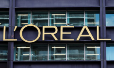 Le logo du groupe L'Oréal sur le siège social de l'entreprise à Clichy, près de Paris