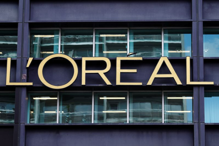 Le logo du groupe L'Oréal sur le siège social de l'entreprise à Clichy, près de Paris