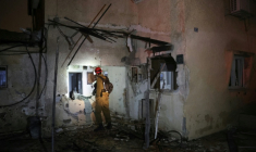 Un bâtiment endommagé par une frappe iranienne à Rosh Haayin, en Israël, le 4 avril 2026 ( AFP / Jack GUEZ )