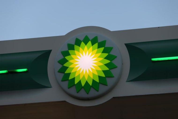 Le logo BP dans une station-service BP à Manhattan, New York