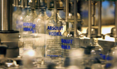 Ligne de production de l'usine d'embouteillage d'Absolut à Ahus, en Suède