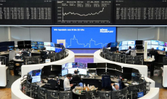 Le graphique de l'indice boursier allemand DAX est affiché à la bourse de Francfort, Allemagne