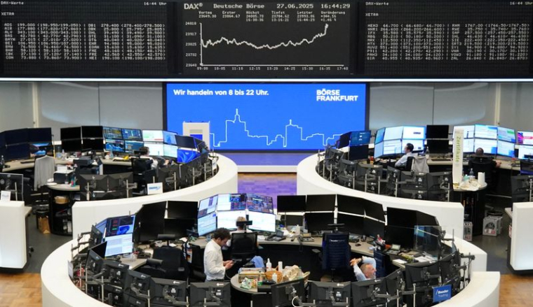 Le graphique de l'indice boursier allemand DAX est affiché à la bourse de Francfort, Allemagne