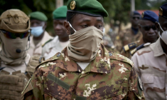 Le colonel Assimi Goita, président du CNSP (Comité national pour le salut du peuple), arrive aux funérailles de l'ancien président malien, le général Moussa Traoré, à Bamako, le 18 septembre 2020. ( AFP / MICHELE CATTANI )