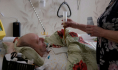 Olena Grygorenko feeds her husband Anatoli Kuchynsky in Chernihiv on February 12, 2026, amid the Russian invasion of Ukraine. Olena Grygorenko Olena Grygorenko nourrit son mari Anatoli Anatoli Koutchynsky à Tchernihiv, le 12 février 2026 en Ukraine ( AFP / Tetiana DZHAFAROVA )