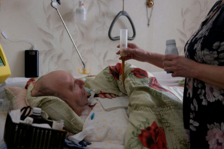 Olena Grygorenko feeds her husband Anatoli Kuchynsky in Chernihiv on February 12, 2026, amid the Russian invasion of Ukraine. Olena Grygorenko Olena Grygorenko nourrit son mari Anatoli Anatoli Koutchynsky à Tchernihiv, le 12 février 2026 en Ukraine ( AFP / Tetiana DZHAFAROVA )