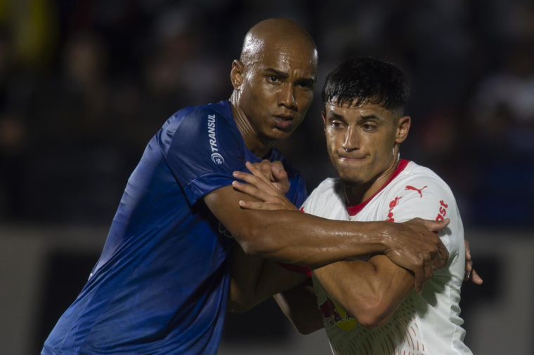 Au Brésil, une bagarre générale et une prise de judo sur le terrain