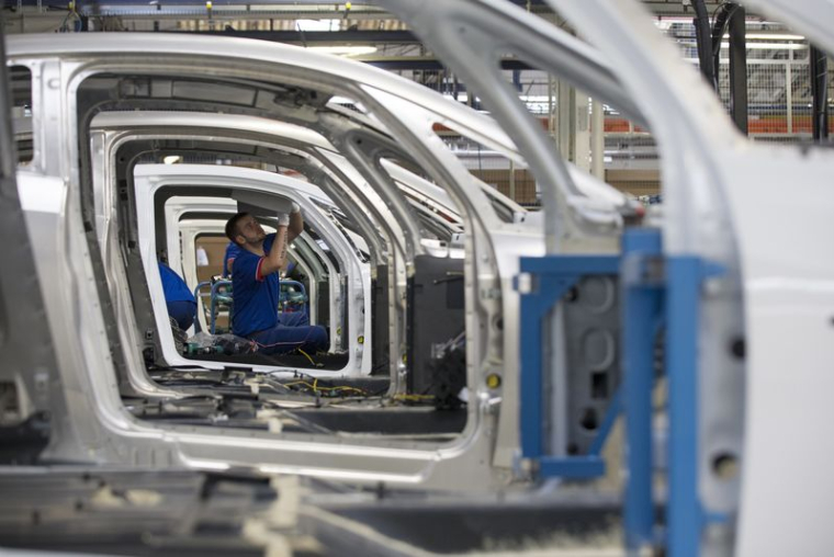 Un employé travaille à l'usine de Renault à Dieppe