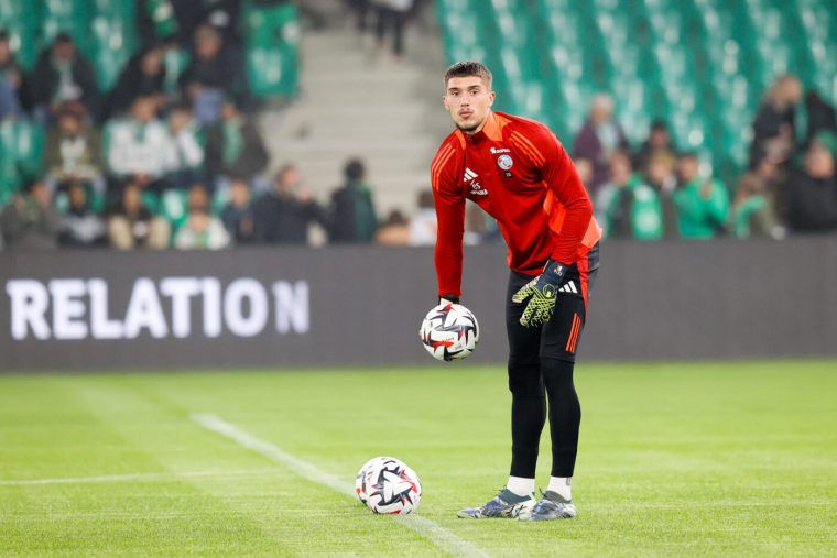 16 Robin RISSER (stra) during the Ligue 1 MCDonald's match between Saint Etienne and Strasbourg at Stade Geoffroy-Guichard on November 2, 2024 in Saint-Etienne, France. (Photo by Loic Baratoux/FEP/Icon Sport)   - Photo by Icon Sport