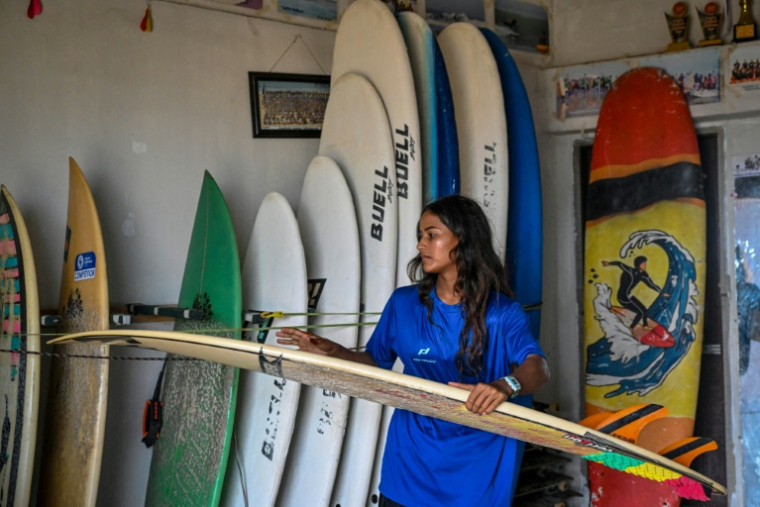 La surfeuse bangladaise Fatima Akhter avant une séance au "Club de surf des filles et des garçons du Bangladesh" à Cox's Bazar, dans le sud-est du Bangladesh, le 19 juin 2026   ( AFP / Munir UZ ZAMAN )
