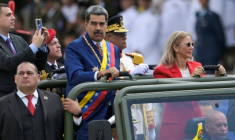 Le président vénézuélien Nicolas Maduro et la Première dame Cilia Flores paradent dans un véhicule militaire pour la fête de l'Indépendance, à Caracas, le 5 juillet 2025 ( AFP / Juan BARRETO )