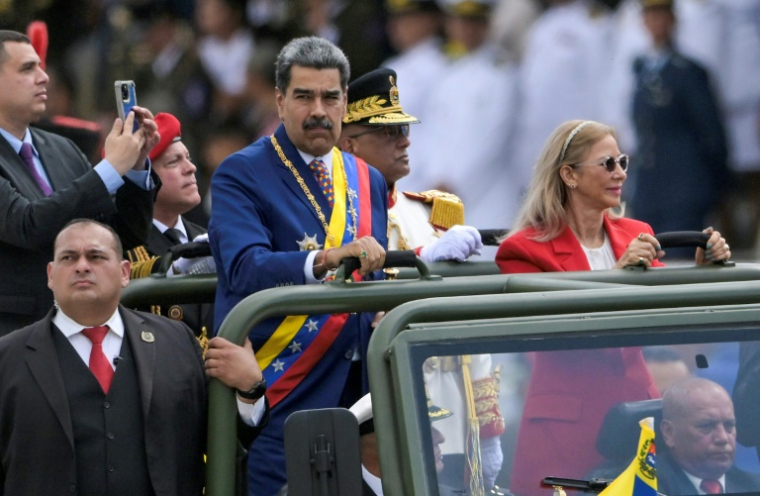 Le président vénézuélien Nicolas Maduro et la Première dame Cilia Flores paradent dans un véhicule militaire pour la fête de l'Indépendance, à Caracas, le 5 juillet 2025 ( AFP / Juan BARRETO )