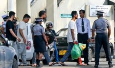 Des marins iraniens blessés, secourus de leur frégate IRIS Dena après son torpillage par un sous-marin américain au large des côtes du Sri Lanka, arrivent à l'hôpital Karapitiya de Galle pour y être soignés, le 5 mars 2026 au Sri Lanka ( AFP / Ishara S. KODIKARA )