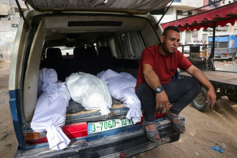 Dans une camionnette convoyant des victimes de frappes israéliennes à l'hôpital Al-Shifa de la ville de Gaza, dans le nord du territoire, le 18 mai 2025 ( AFP / Bashar TALEB )