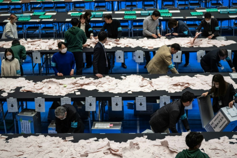 Dépouillement de bulletins de vote à Tokyo, le 8 février 2026 ( AFP / Philip FONG )