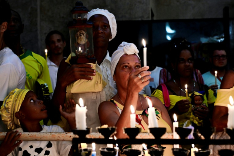 Des Cubains participent à une messe en l'honneur de la Vierge de la Charité, connue sous le nom de Oshun dans la religion afro-cubaine, à La Havane, le 8 septembre 2026 ( AFP / YAMIL LAGE )