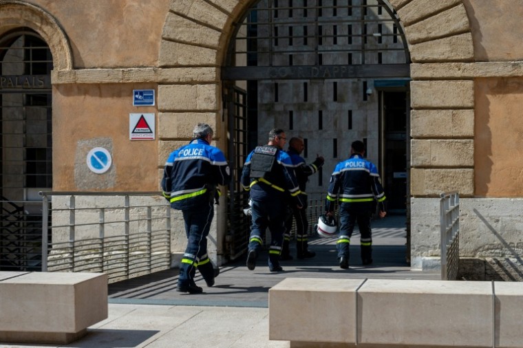 Des policiers entrent au palais de justice d'Aix-en-Provence, le 23 mars 2026 ( AFP / Elodie CLEMENT )