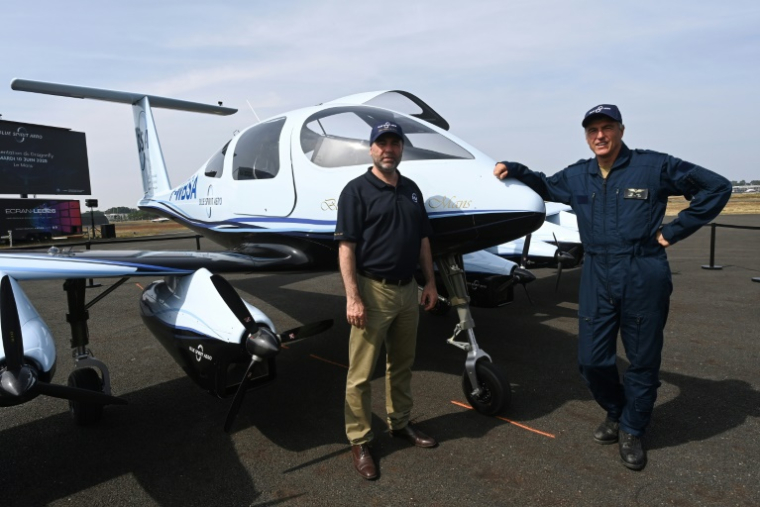 Olivier Savin (d), fondateur de la start-up Blue Spirit Aero, et Philippe Perrin, astronaute et pilote d'essai du petit avion à hydrogène Dragonfly à l'aéroport du Mans, le 10 juin 2025 dans la Sarthe ( AFP / JEAN-FRANCOIS MONIER )