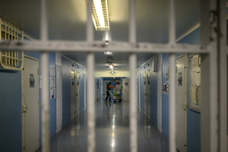 Un détenu (g) distribue les repas dans la prison de Rennes-Vezin, le 12 octobre 2026 ( AFP / Loic VENANCE )