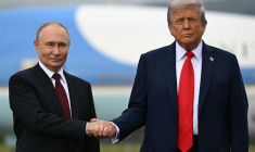 Vladimir Poutine et Donald Trump à Anchorage, aux Etats-Unis, le 15 août 2025. ( AFP / ANDREW CABALLERO-REYNOLDS )