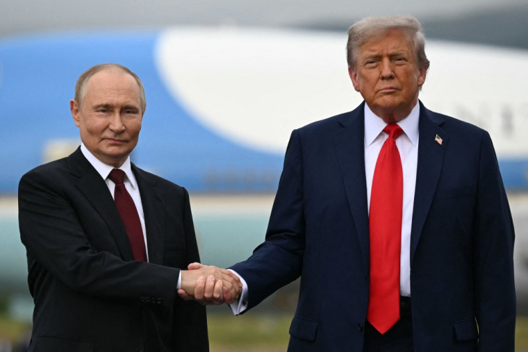 Vladimir Poutine et Donald Trump à Anchorage, aux Etats-Unis, le 15 août 2025. ( AFP / ANDREW CABALLERO-REYNOLDS )
