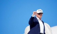 Le président américain Donald Trump monte à bord d'Air Force One à l'aéroport de Morristown