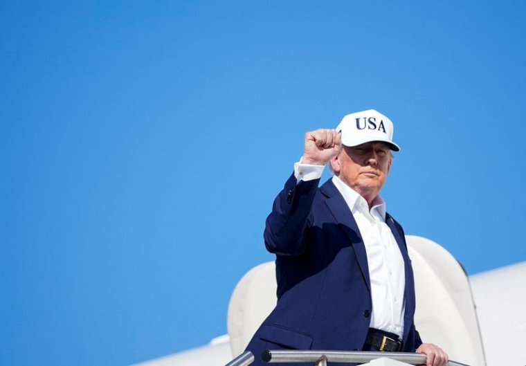 Le président américain Donald Trump monte à bord d'Air Force One à l'aéroport de Morristown