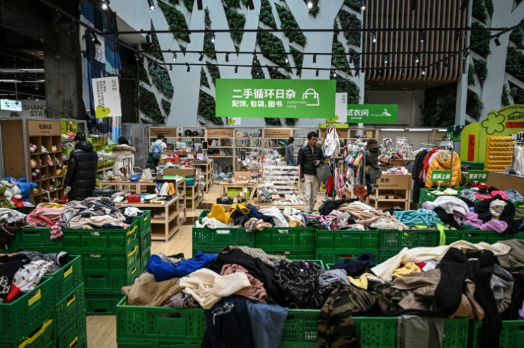 Des clients dans un magasin de seconde main à Shangaï, en Chine, le 10 février 2026 ( AFP / Jade GAO )