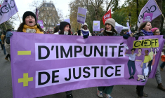 Mobilisation contre les violences faites aux femmes, à Paris, le 22 novembre 2025 ( AFP / Bertrand GUAY )