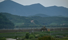 Un poste d'observation sud-coréen face au côté nord-coréen de la zone démilitarisée (ZDM) séparant les deux Corées, vu depuis Paju, le 12 septembre 2026 ( AFP / Lillian SUWANRUMPHA )